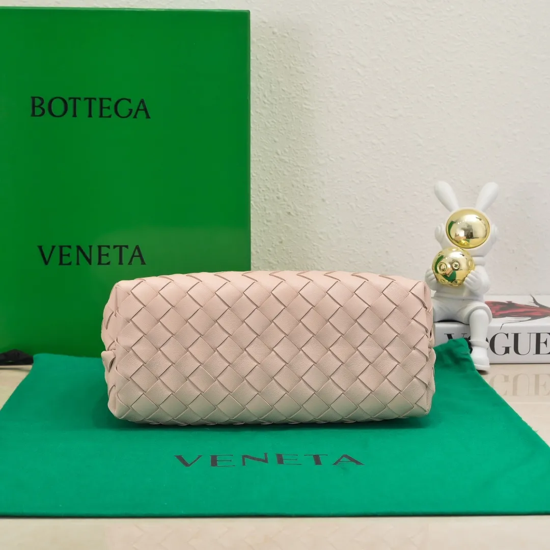 Batch 1960 BOTTEGA VENETA 2024 spring and summer new small ANDIAMO chain bag is also available! 🔥🔥I believe many friends have been waiting for a long time. The metallic chain adds a touch of sophistication to the original softness and elegance of Andiamo. The collision of classic craftsmanship and elegance creates a different kind of beauty. Style number: 6008 Size: 25*22*10.5cm